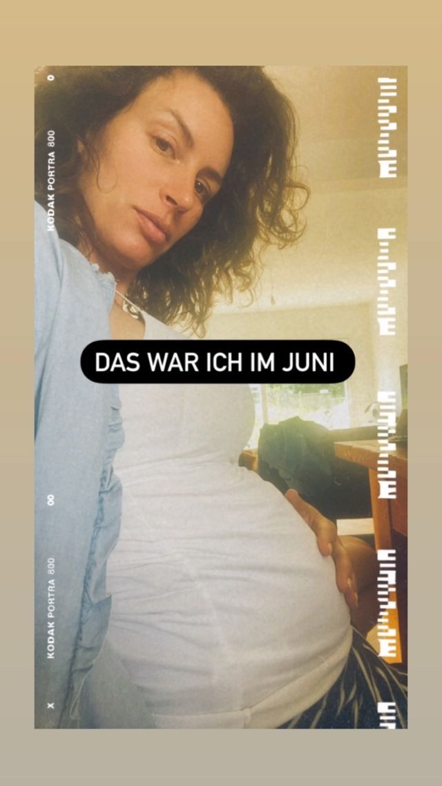 #sternenkinder 
Heute hatte ich im Briefkasten eine Einladung zum Gedenktag an „unsere verstorbenen Kinder“. Gleichzeitig hat mein lieber Freund @lukasdroese einen wunderbaren Song „Dein Licht“ veröffentlicht. Da holt es mich ein. Dieser Schmerz und Verlust den ich nun schon 4 mal erlebt habe. Das letzte Mal im Juni, mit meiner kleinen Tochter Lilly. Es wird leider immernoch sehr selten darüber gesprochen, wenn man ein Kind verliert. Egal ob am Anfang einer Schwangerschaft oder in der Mitte. Der Schmerz ist immer da. Diesen Juni, letztes Jahr etwa um die selbe Zeit, ein Jahr bevor Fritz kam und davor auch schon einmal. 5 Schwangerschaften. 5 mal Hormone die Deine Gefühle Achterbahn fahren lassen, Hoffnungen, Freude, Ängste. Jedes Mal viel Schmerz. Ich habe mir immer ein Lied gewünscht, dass mich begleitet, wenn ich meine Sterne im Himmel suche. Lukas hat jetzt das richtige dafür geschrieben. Danke dafür. Ich hoffe, es nimmt die ein oder anderen Sternenmama genauso an die Hand wie mich, damit sie sich damit nicht so allein fühlt. 
Ganz viel Liebe geht raus an Euch, die auch schon mal diese Erfahrung gemacht haben. Jetzt haben wir ein Lied dass uns verbindet ❤️
.
#sternenkind #fehlgeburt #abort #totgeburt #trauer