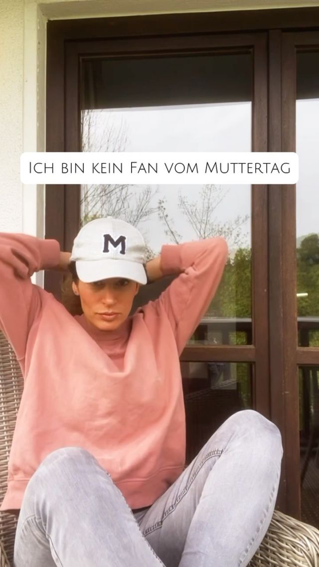 Ich bin kein Fan vom Muttertag. Meine Ma liebe ich jeden Tag. Auch meine Mama Freundinnen. Mama sein kann so hart sein und so wild und so einnehmend. Nicht nur heute. Immer wieder und vor allem dann, wenn es sich gerade sau schwer anfühlt. Seht das. Klopft auf die Schultern und spendiert ein Stück Kuchen. Denn der hilft oft - zumindest kurz ❤️
.
Soundtrack: @jordanhigo 
#muttertag #mamaleben #sichtbarkeit #carearbeit #equalcare #elternsein #familie #wertschätzung