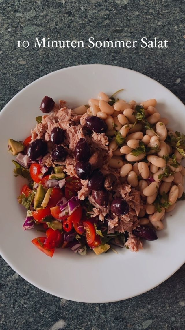 #duschmeckstnachsommer 
.
Dieser Salat- ich liiiiiebe ihn. Esse ihn gerade fast drei mal die Woche, geht super fix und ist auch noch super gesund. Schnell, gesund und lecker 😍 Leider stammt das Rezept nicht von mir und ich schmücke mich auch nicht mit fremden Federn- ihr findet es, so wie viele andere herrliche Rezepte bei @zestmylemon 🙂 Ich bin mega Fan von Ihr und kann nur empfehlen, mal dort vorbei zu schauen. Keine Werbung, nur eine Herzensempfehlung. Lasst es Euch richtig schmecken ❤️
.
Soundtrack: @julianleplay 
Von ihm bin ich auch schon lange Fan- lohnt sich sehr mal dort vorbei zu schauen 🙂
.
#schnellundgesund #gesundessen #proteinlunch #canellinibohnen #koriander #sommersalat #einfachgutkochen #lecker #rezept #frisch #sommersalat #dieliebezumdetail #julianleplay
