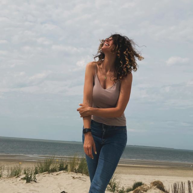 #recap
.
Bild 1: Sonnentanz 
Bild 2: Spontaner Rave beim Kaffee holen mit meinem Girl in Crime @anna.preckeler 
Bild 3: Mein Bär ist 4 geworden 🥹
Bild 4: Mause Versammlung
Bild 5: Traktor Fahrt am Strand 
Bild 6: @lewin.bluemel der Windbezwinger
Bild 7: @ all- ja es ist ein Wal Gemächt 😉 
.
Es war eine wundervolle Zeit auf der Insel und es gab unglaublich viele #Marmeladenglasmomente 🙂 Mit Freunden und Kindern zu verreisen ist am entspanntesten, wenn man sich auch mal raus nehmen kann. Nun stehe ich mit einem Bein schon wieder mittendrin und irgendwie auch nicht, weil die Ferien in der Kita noch anhalten. #challenges 😅Wer kennt es nicht, der Kinder hat. Ich übe mich im Loslassen und Atmen 😉 
Nächste Woche geht’s für mich nach Hamburg und in den kommenden Tagen erzähle ich Euch, was ich dort vorhabe. Das wird ganz ganz groß ❤️
Wer auch noch arbeitet und gleichzeitig betreut- ich fühle Euch 🙂
Mein Highlight des Tages: meine vergrabene, ungelesene Zeitschrift wiedergefunden - juhu 🙂 

.
#mumlife #dauerlauf #slowdown #dankbarkeit #vorfreude #periodisch #lach