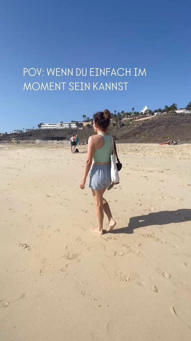 #imhierundjetzt 
.
Manchmal ist es gar nicht so leicht im “Hier und Jetzt” zu bleiben. Nicht ständig abzuschweifen und schon mal alles zu durchdenken, zu planen und abzuwägen, was kommen könnte. Als Mama fällt es mir noch schwerer, weil einem selbst und dem Kind feste Abläufe Sicherheit geben. Vorher war das anders. Aber es kommt wieder, immer öfter kann ich wieder stehen bleiben und den blauen Himmel bestaunen, dankbar sein, dass ich gesund bin und in Frieden lebe. Namasté🙏🏼
.
#dankbar #meer #vitaminsea #demut #dieliebezumdetail #fuerteventura #glück #gesund #magic #now #lebensliebe