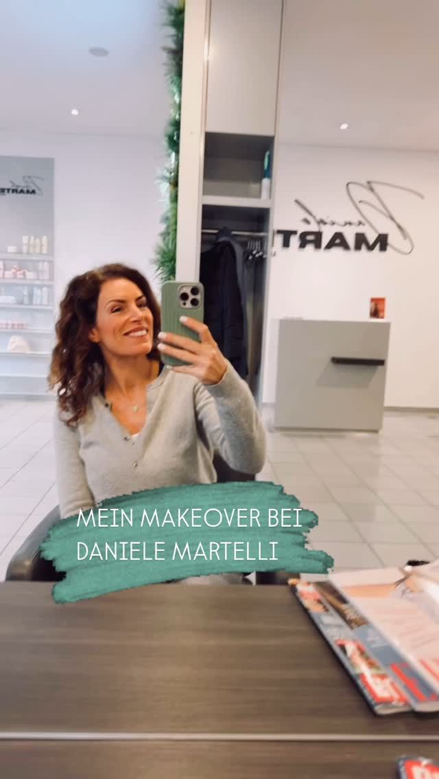 Ad| Neue Haare - mein #makeover bei @danielemartelli_essen 🙂
.
Heute war ich bei Daniele Martelli in Rüttenscheid zu Gast und habe einmal das ganz große Programm genossen, nämlich Schnitt, Farbe, Kur und Styling, inkl. Handpeeling und Popcorn 😉 
.
Ich liebe das Ergebnis und bin total zufrieden, Eleni hat meine Wünsche super umgesetzt und ich konnte mich trotz meiner derzeitigen, beruflichen Hochphase entspannen. 
.
Von meiner Seite gibt es also ein klares #daumenhoch und eine absolute #empfehlung für alle Essener- hier geht man ganz sicher zufrieden nach Hause 🙂 
.
Wie gefällt Euch das Ergebnis? 
#danielemartelli #essen #friseur #meinestadt #essendiese #blogger #dieliebezumdetail #melaniewissler #veränderung #locken #vorhernachher #loreal #haarschnitt